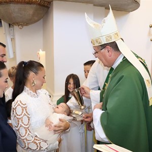 Biskup Šaško krstio dvoje djece u Vugrovcu